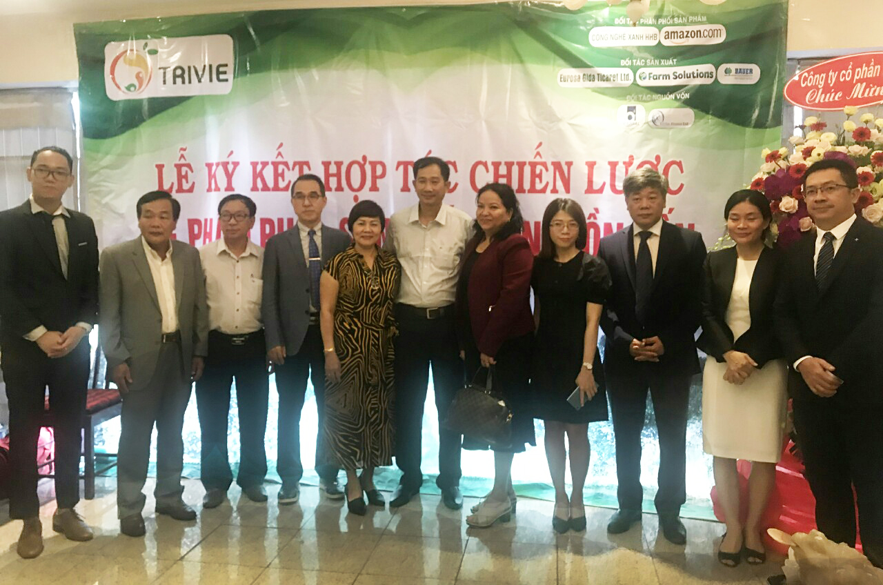 Lễ ký kết hợp tác chiến lược sản xuất, phân phối nông sản thực phẩm của công ty Trivie cùng các đối tác kinh doanh.